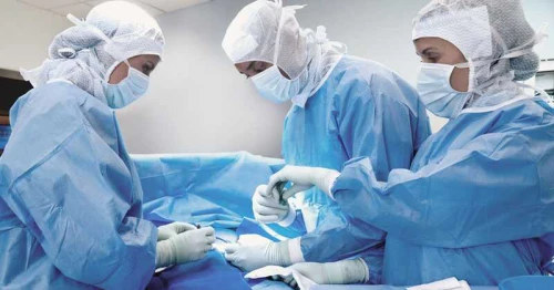 Voer goed beschermd operaties uit in een Evercare operatiejas en operatiemuts